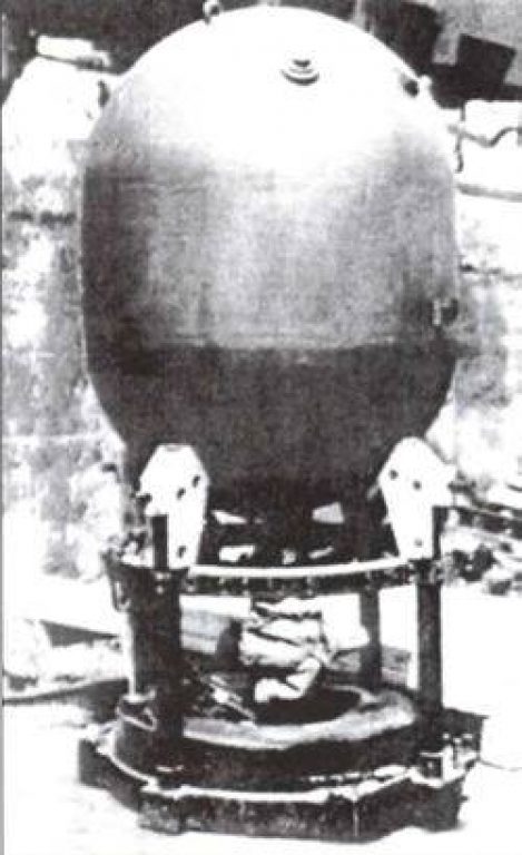     Внешне EMA представляла собой две стальные полусферы, соединенные цилиндрической вставкой, в которой находилось 150 кг пироксилина. Общий вес мины составлял 862 кг с якорем и 100-метровым минрепом.