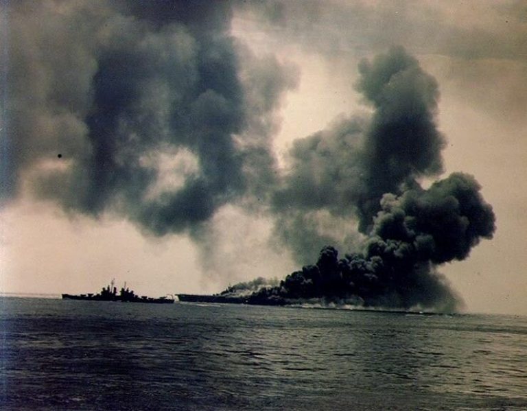  Горит пораженный самолетом камикадзе авианосец «Банкер Хилл», 11 мая 1945 года.