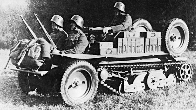  Военный вездеход «Аустро-Даймлер ADMK» с опущёнными на грунт ведущими гусеницами и снятыми задними каткам. 1935 год