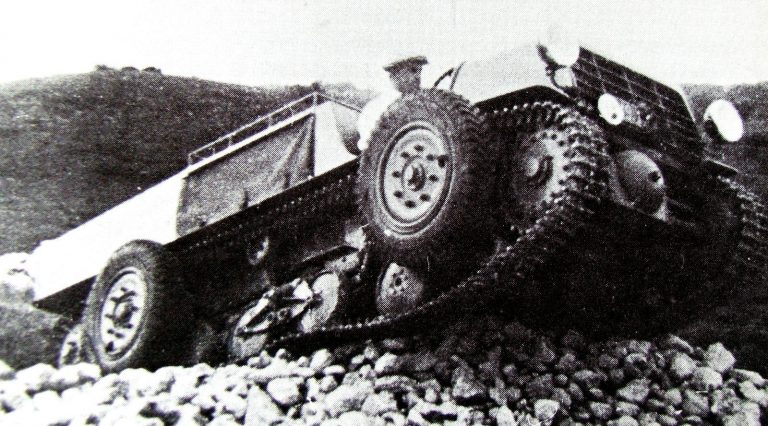  Опытная машина Saurer RR6 с разнесёнными гусеничными лентами и кузовом с тремя рядами поперечных сидений. 1936 год