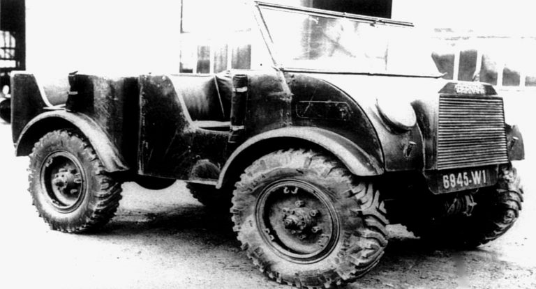  Многоцелевой двухсекционный шестиместный армейский автомобиль Bernard TT-4 с двумя «поломавшимися» секциями. 1938 год
