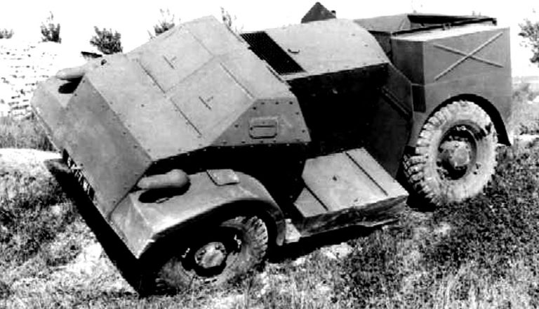 Пробная бронемашина ТТ-4 с центральной установкой двигателя, всеми ведущими колёсами и шарнирно закреплённой задней секцией. 1940 год