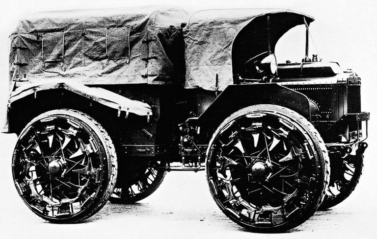  Автомобиль-тягач «Павези Р4.30» с 48-сильным мотором и одинарными литыми колёсами с откидными грунтозацепами. 1934 год
