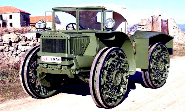 Восстановленный армейский 55-сильный тягач Pavesi P4.31 (L140) с двойными дорожными колёсами и ручной лебёдкой. 1930 год