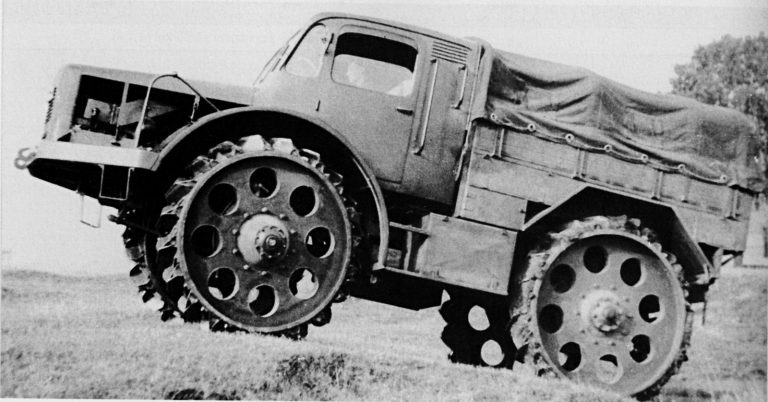  Необычный многоцелевой тягач Ŝkoda RSO первого образца со стальными 1,5-метровыми колёсами и высокими грунтозацепами. 1942 год
