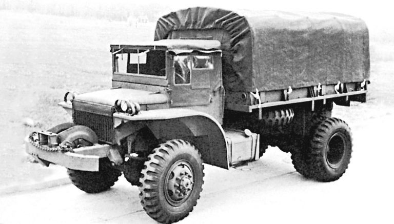 Компактная трёхтонка GMC DAK с 91-сильным двигателем для доставки 12 солдат, оборудованная суженой кабиной с прочным тентом для крепления на двери с правой стороны автомобиля одного–двух запасных колёс.
