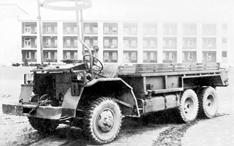 Опытный трёхосный грузовик International DF M-5-6 с полезной нагрузкой три тонны, открытой кабиной с габаритной высотой до кромки рулевого колеса 1,8 метра и приспособлением для съёмной пулемётной турели.