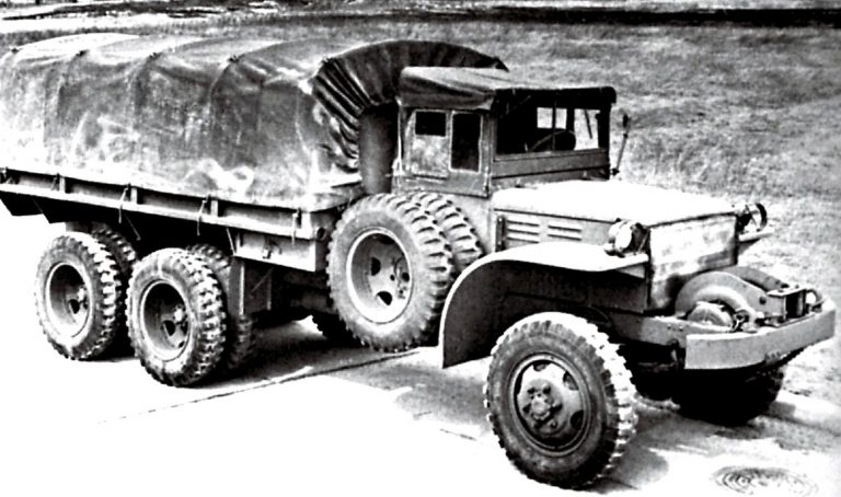 Армейский 2,5-тонный грузовик GMC DAKW с суженой кабиной и укреплёнными на ней двумя запасными колёсами, служивший для перевозки 16 солдат, был оборудован силовыми агрегатами от двухосной модели DAK.