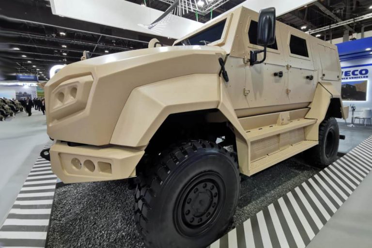     Опытный образец новой колесной бронированной машины Iveco MTV (Medium Tactical Vehicle) в экспозиции выставки IDEX-2021. Абу-Даби (ОАЭ), февраль 2021 года (с) Iveco Defence Vehicles