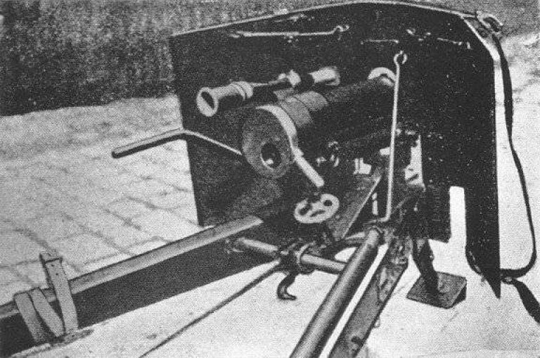  37-миллиметровая пушка Пюто, колесный ход снят, виден оптический прицел