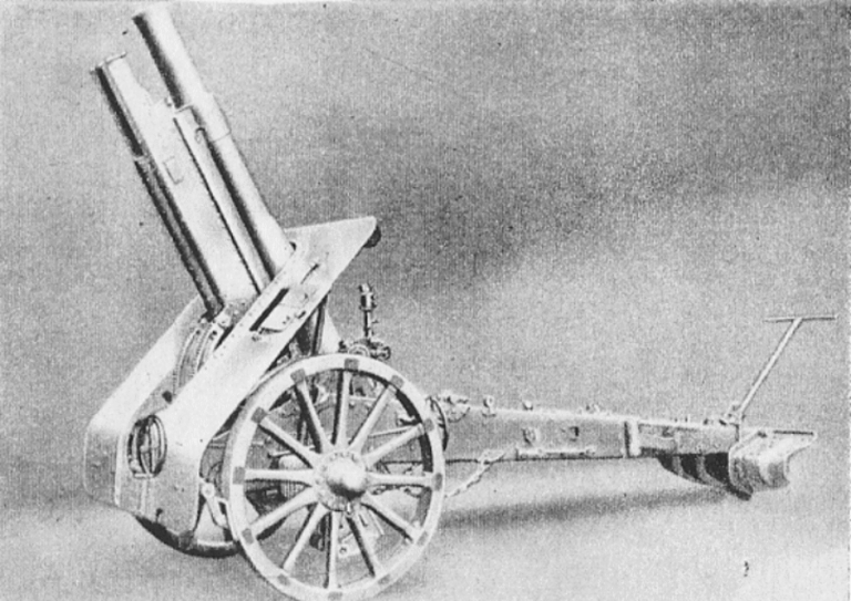       Тяжёлая гаубица 15 cm hrubá houfnice vz.25. Калибр — 149,1 мм, масса орудия — 3740 кг, масса снаряда — 42 кг, дальнобойность — 11900 м. В 1938 году имелось 340 орудий.