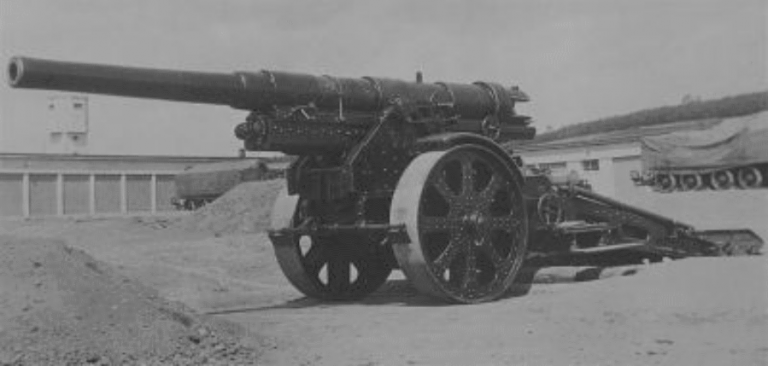       Тяжёлая пушка 15 cm těžký kanon vz.15/16. Калибр — 152,4 мм, масса орудия — 12200 кг, масса снаряда — 56 кг, дальнобойность — 25000 м. В 1938 году имелось 11 орудий.