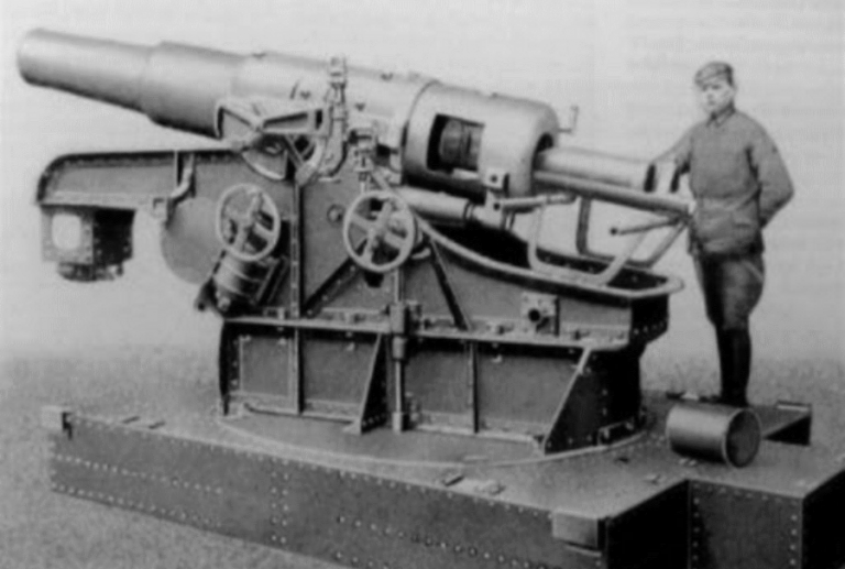       Мортира 21 cm moždíř vz.18. Калибр — 209,2 мм, масса орудия — 10000 кг, масса снаряда — 150 кг, дальнобойность — 10000 м. В 1938 году имелось 18 орудий.