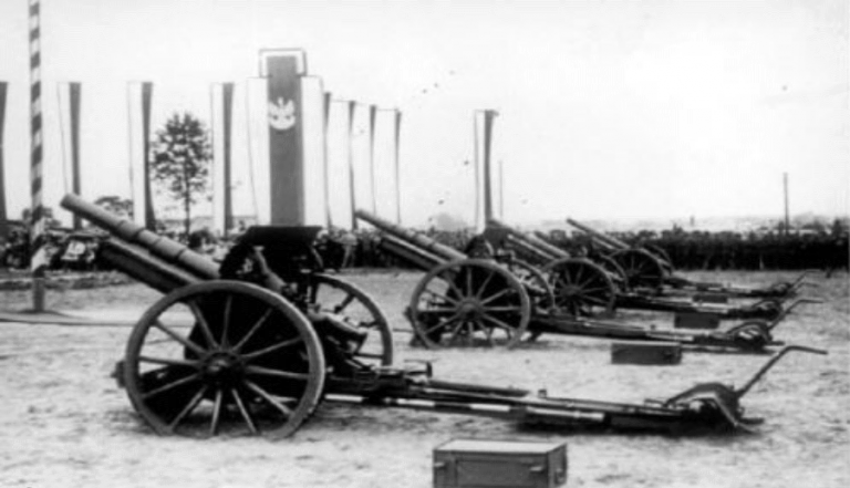       Лёгкая полевая гаубица 10 cm lehká houfnice vz.14/19. Калибр — 100 мм, масса орудия — 1520 кг, масса снаряда — 16 кг, дальнобойность — 9600 м. В 1938 году имелось 605 орудий.