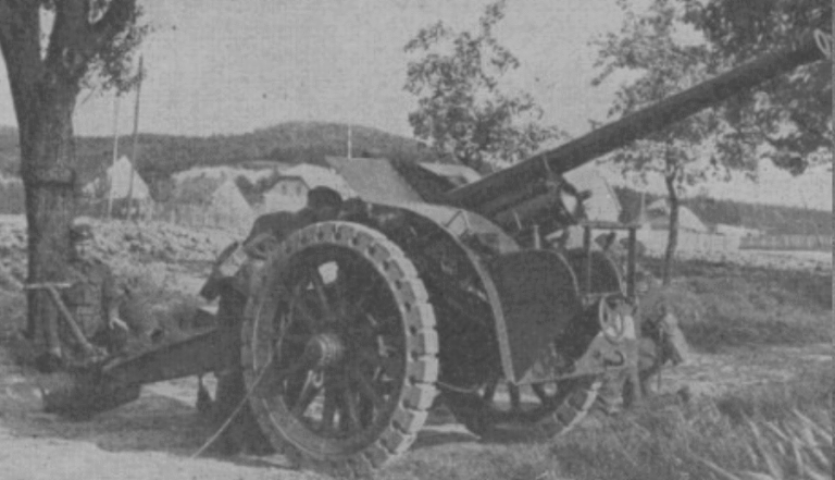     Лёгкая полевая пушка 8 cm lehký kanon vz.30. Калибр — 76,5 мм, масса орудия — 1616 кг, масса снаряда — 7 кг, дальнобойность — 13500 м. В 1938 году имелось 204 орудия.