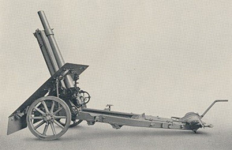     Горная гаубица 10 cm horská houfnice vz.16/19. Калибр — 100 мм, масса орудия — 1280 кг, масса снаряда — 16 кг, дальнобойность — 10000 м. В 1938 году имелось 44 орудия.