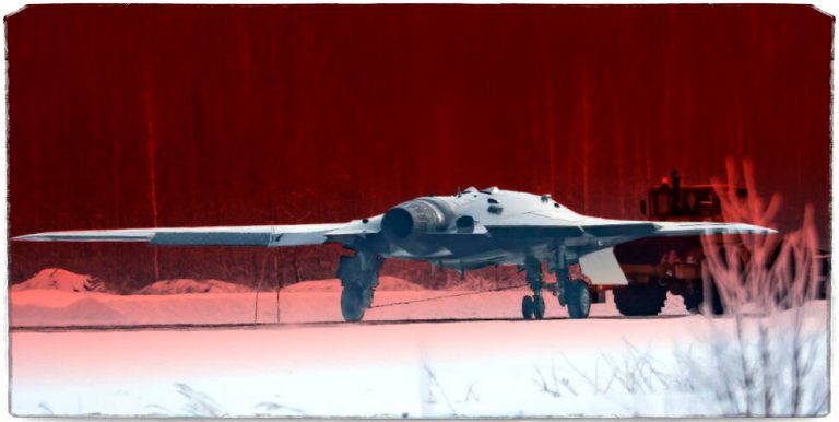       Одно из первых фото "Охотника", позволяющее оценить его размеры. Беспилотник во многом унифицирован с Су-57. Источник: РИА Новости. 