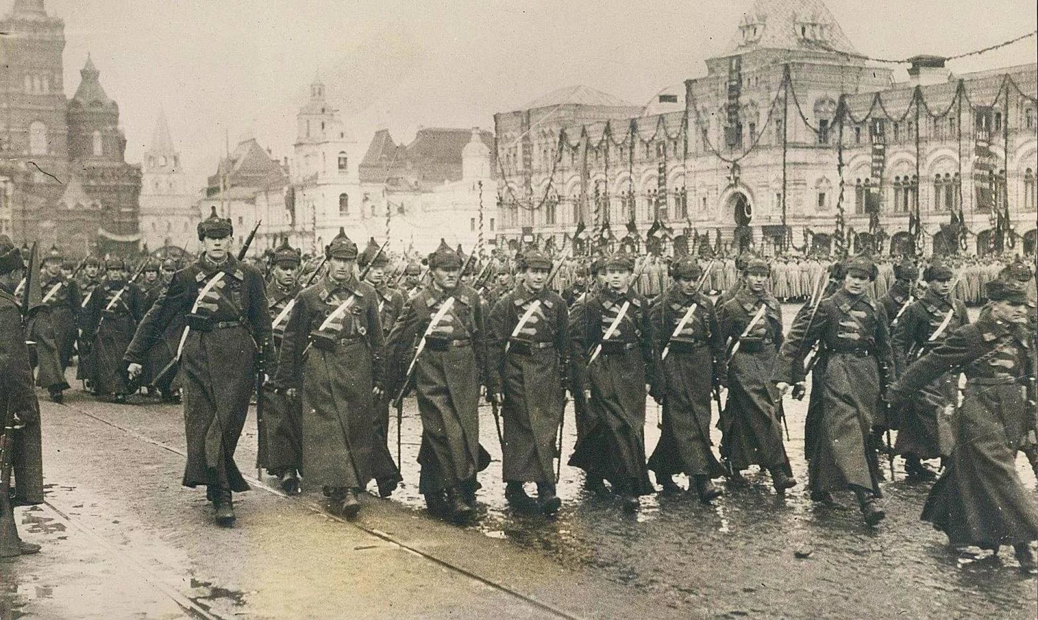 Первое военное. Парад РККА на красной площади 1923. Парад 7 ноября 1918 года в Москве на красной площади. Парад РККА на красной площади 1919. Парад на Ходынском поле 1 мая 1918 года.