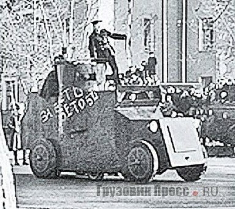 Ленинский броневика на базе УАЗ-450Д в г. Глазове, 7 ноября 1967 г. фото: ГрузовикПресс