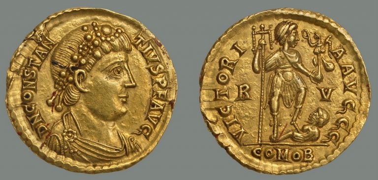 Золотой солид Августа Констанция, который изображён на реверсе попирающим врага с атрибутами победы в руках