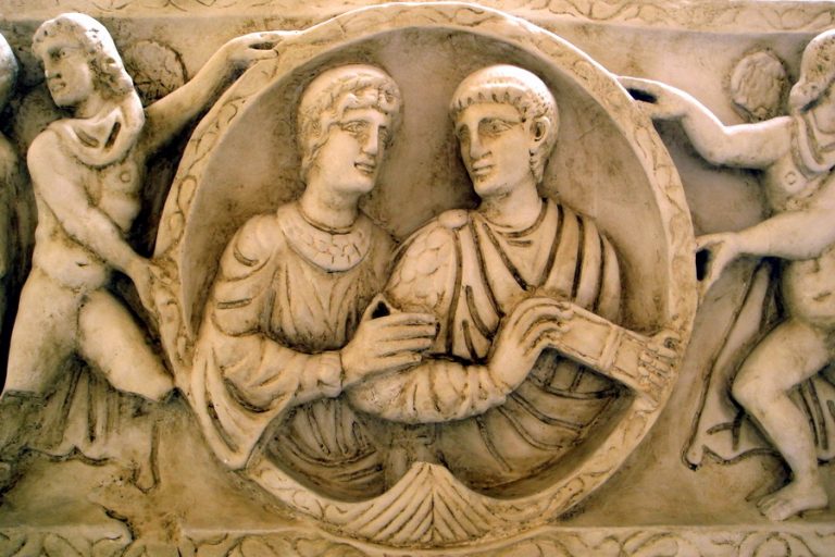 Предположительный портрет Аэция (справа) с супругой, горельеф на древнеримском саркофаге