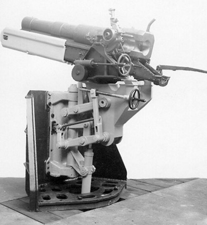       15 cm schwere Feldhaubitze 1916 на крепостном лафете.