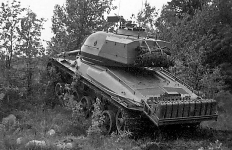 На фото можно увидеть на сколько низко опускался ствол шведского танка. Источник изображения: ointres.se