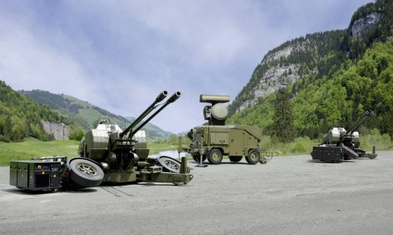  35-мм зенитные автоматы и РЛС управления огнём Skyguard