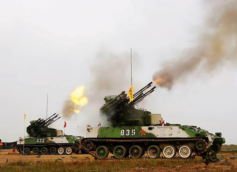  ЗРПК Type 95 ведут огонь по воздушной цели