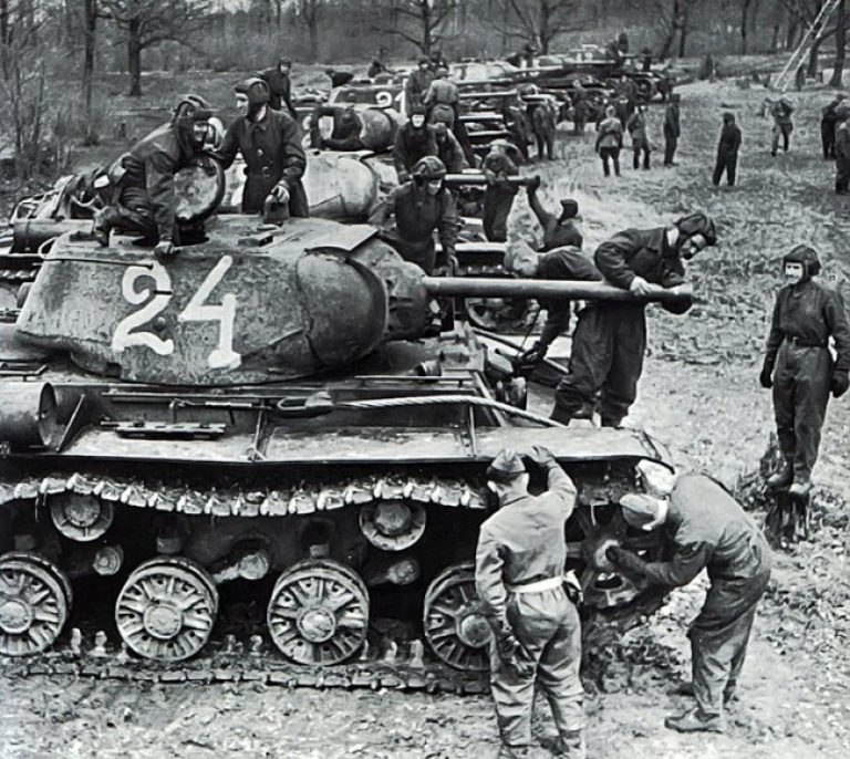     Советские танкисты осваивают новые танки КВ-1С