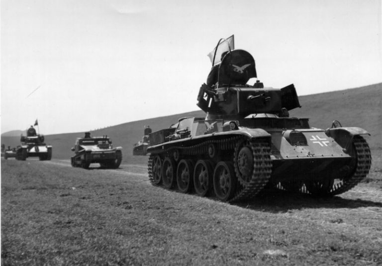 Венгерская танковая колонна. На переднем плане — венгерский лёгкий танк 38M «Toldi I», за ним следует танкетка итальянского производства L3/35 (FIAT-Ansaldo CV 35)