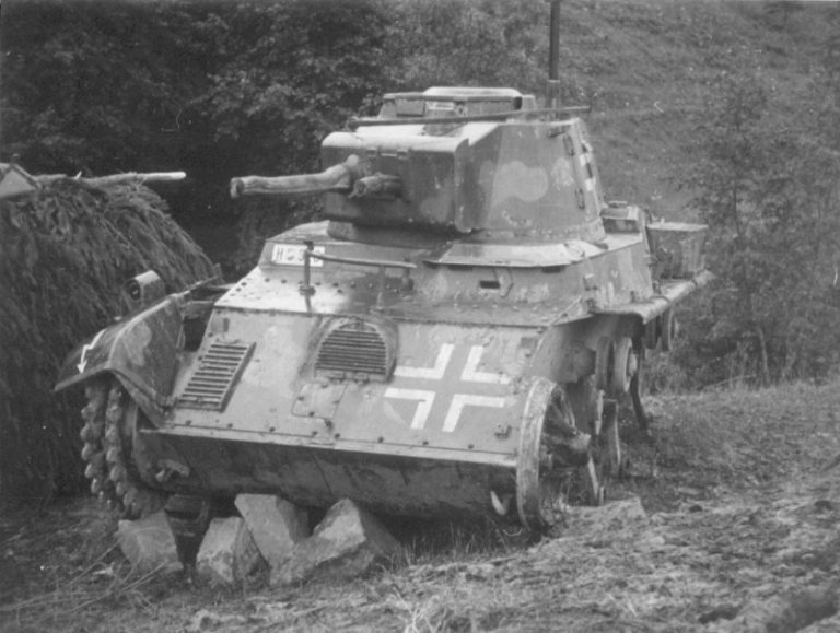 Разбитый венгерский легкий танк 38М «Толди I» (Toldi I). Машина изрядно разукомплектована на запчасти