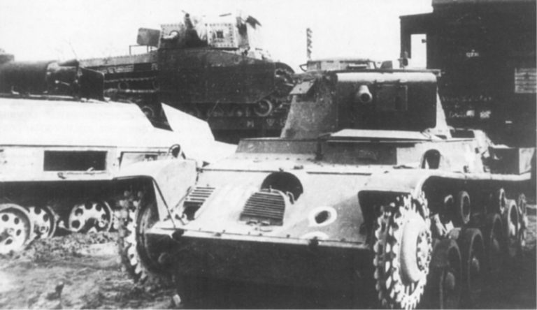 Подбитый венгерский лёгкий танк 38М «Толди I» из состава разгромленной в Будапеште 2-й венгерской танковой дивизии. Лобовой верхний лист пробит снарядом калибра 57–76 мм. На железнодорожной платформе венгерский средний танк 41М «Туран II»