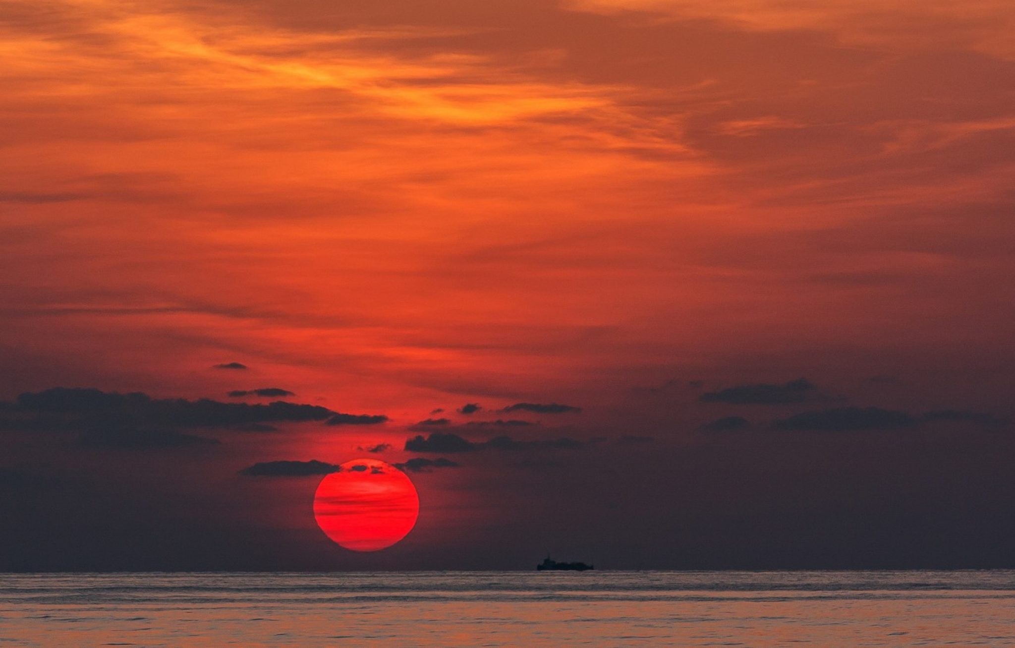 Багряный горизонт. Красный закат. Красное солнце. Красное солнце на закате. Красный закат на море.