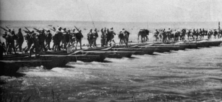 Так это выглядело. Фото из японского архива. В правой части снимка различимы лошади и повозки; видимо, это артиллеристы или тыловики