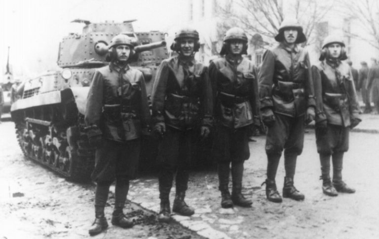 Экипаж венгерского среднего танка 40М Turan I, стоящий рядом со своей машиной на Восточном фронте waralbum.ru
