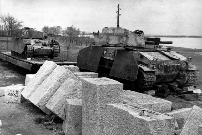 Два венгерских средних танка 41M Туран II, брошенных на железнодорожной платформе недалеко от Вены waralbum.ru