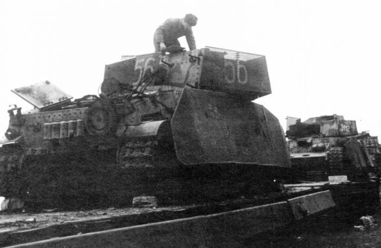 Боец Красной армии осматривает трофейный танк «Туран II», оборудованный сетчатыми экранами. 1944 год fotowow.io.ua