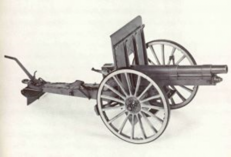       7.5 cm Feldkanone Modell 1903. Масса орудия — 1100 кг, масса снаряда — 6,35 кг, дальнобойность – 11000 м.