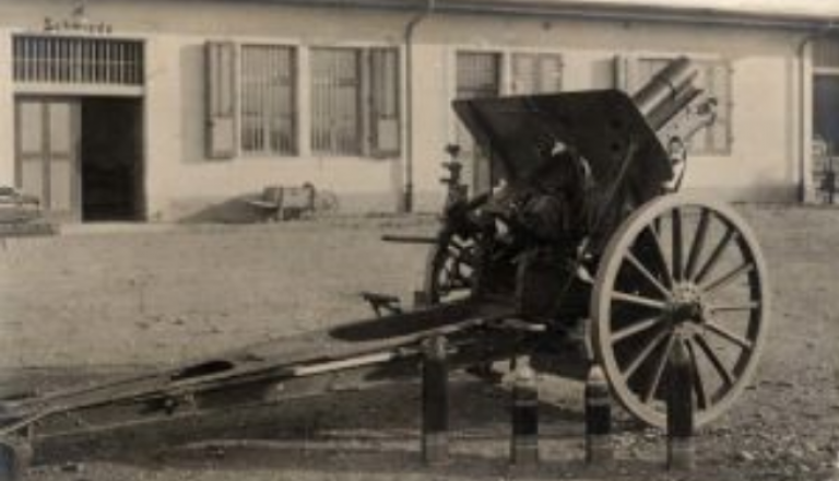       12 cm Feldhaubitze Modell 1912. Масса орудия — 1400 кг, масса снаряда — 20 кг, дальнобойность – 6000 м.