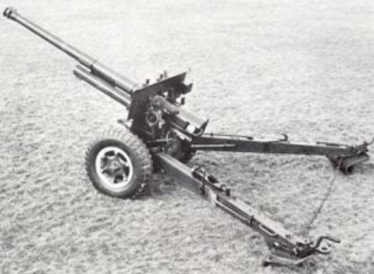       10,5 cm Kanone Modell 1935. Масса орудия — 4200 кг, масса снаряда — 15,2 кг, дальнобойность – 17000 м.
