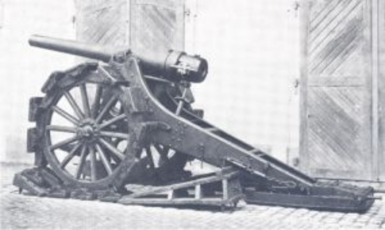       12 cm Kanone Modell 1882. Масса орудия — 3800 кг, масса снаряда — 20,3 кг, дальнобойность – 9000 м.