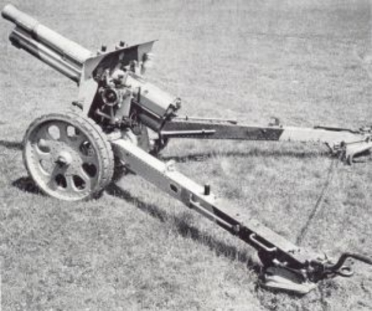       12 cm Kanonenrohr Modell 1937 L 24 auf 10,5 cm Lafette. Масса орудия — 4100 кг, масса снаряда — 20,3 кг, дальнобойность – 11000 м.
