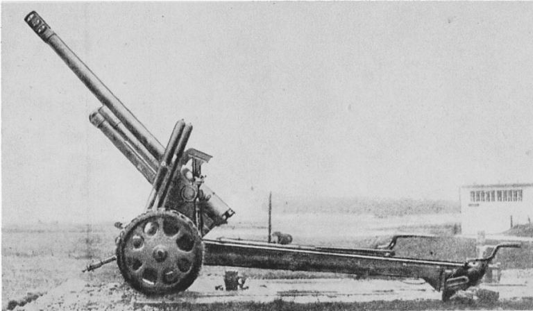       15 cm Schwere Haubitze Modell 1942. Масса орудия — 6500 кг, масса снаряда — 42 кг, дальнобойность – 15000 м.