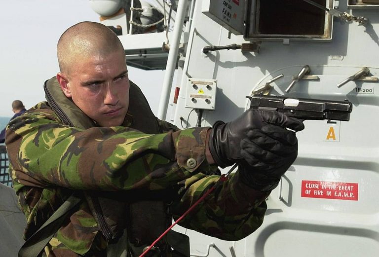 Борт корабля HMS («Её величества корабль») «Портленд», 2002 год. Морской пехотинец выполняет учебную стрельбу из пистолета «Хай пауэр». Фотография ВМС США, сделанная помощником фотографа 1-го класса Кевином Х. Тирни