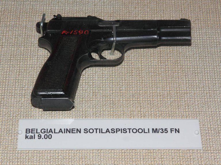  «Браунинг» калибра 9 мм образца M35 в Музее пограничной службы Иматры, Финляндия