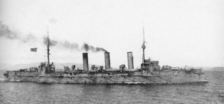       Бронепалубный крейсер 1 ранга типа "Богатырь" в море