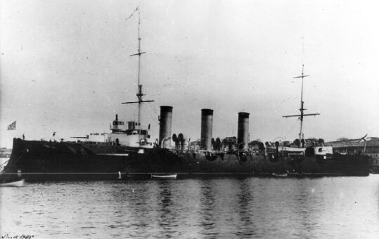       Крейсер "Очаков" в Корабельной бухте, октябрь 1905 года