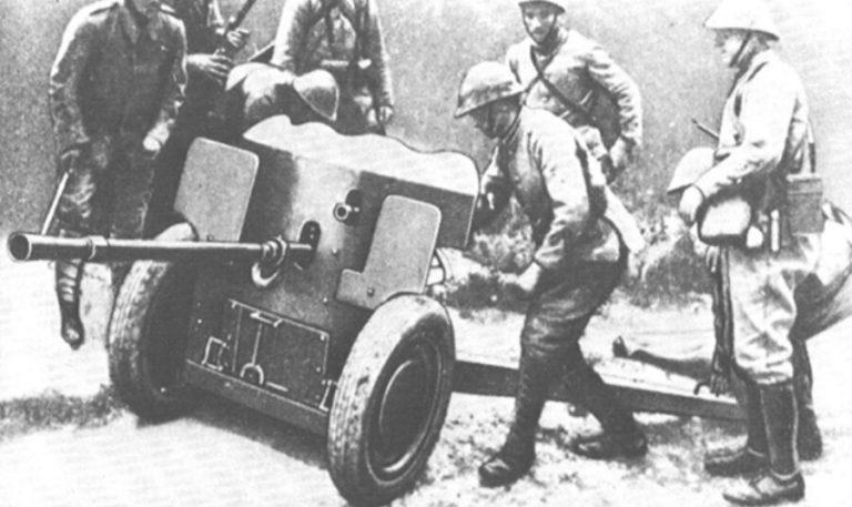       Canon antichar de 25 mm S.A. modèle 1934. Её легко отличить по верхней волнистой части щита и двумя дополнительными щитками, вынесенными вперёд.
