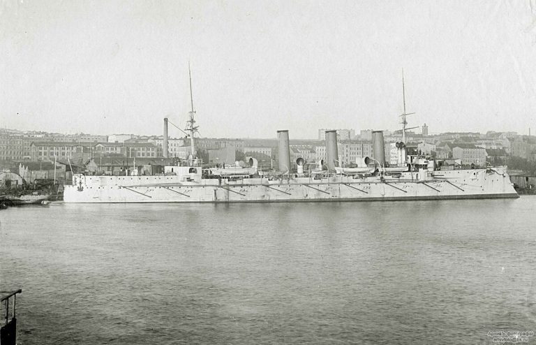  Крейсер «Богатырь» на достройке с установленными орудиями